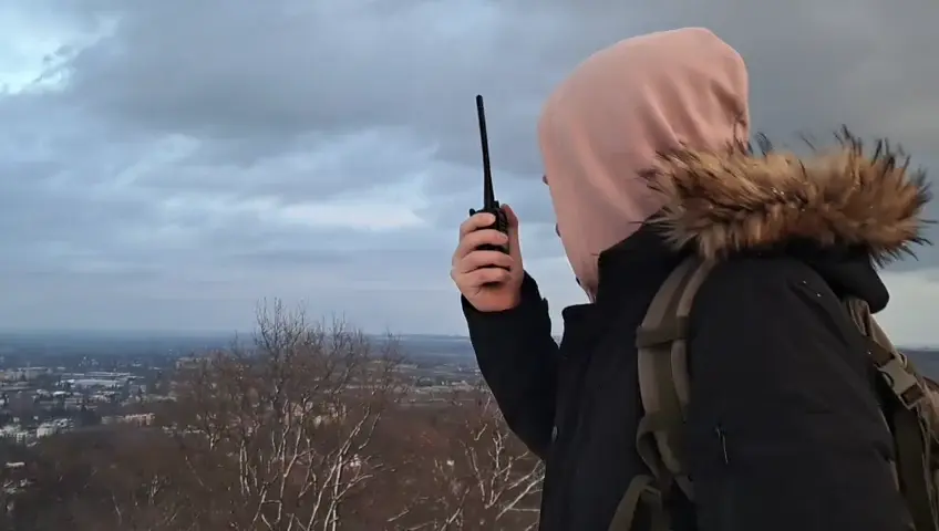Człowiek z radiem w ręku